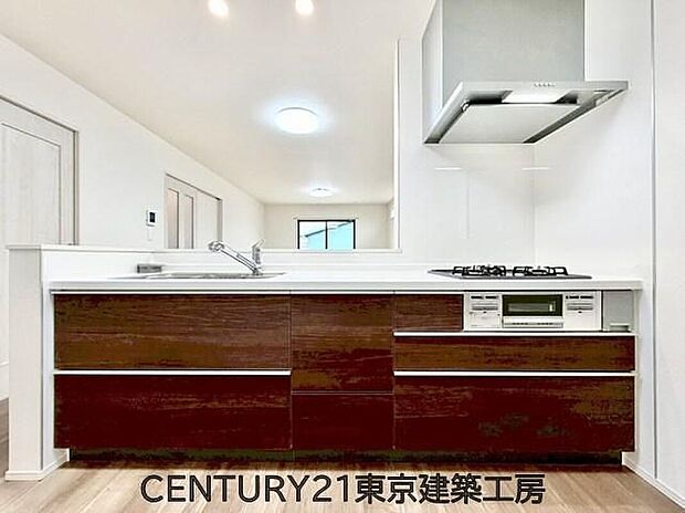 【キッチン】◇調理がはかどるシステムキッチン♪収納豊富で、シンクも作業スペースも広いのでスムーズに料理ができますね。3口コンロ、グリル付き。
