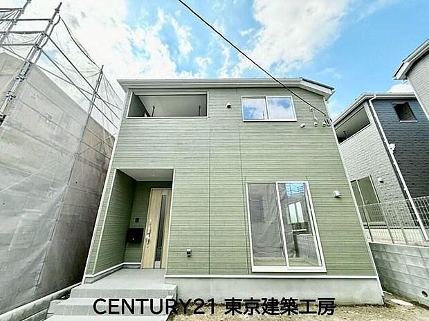 【現地外観写真】緑豊かな住宅地に洗練されたデザインの外観が街並みに映えます。