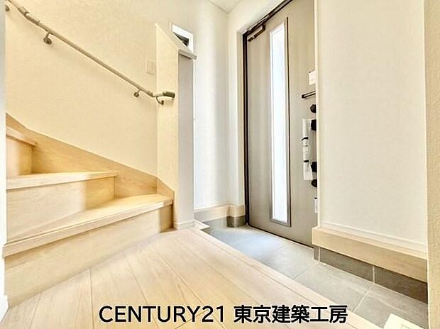 【玄関】住まいの顔とも言われているのが玄関です。清潔感のある玄関は、それだけで住まい全体の印象を大幅にアップさせてくれます。気持ちよく利用することができるでしょう。