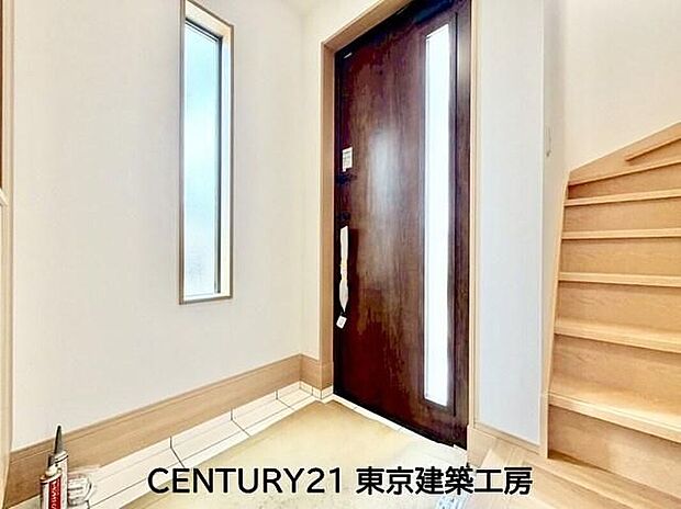 【玄関】住まいの顔とも言われているのが玄関です。清潔感のある玄関は、それだけで住まい全体の印象を大幅にアップさせてくれます。気持ちよく利用することができるでしょう。