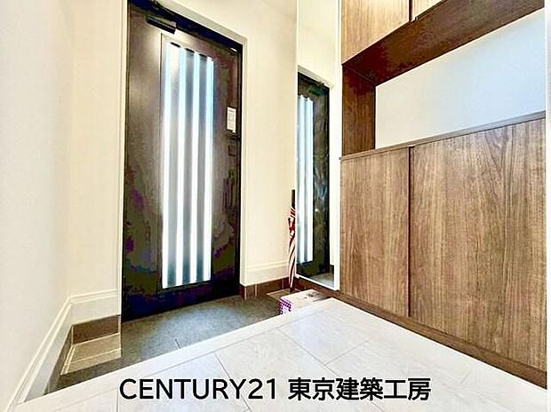 【玄関】住まいの顔とも言われているのが玄関です。清潔感のある玄関は、それだけで住まい全体の印象を大幅にアップさせてくれます。気持ちよく利用することができるでしょう。