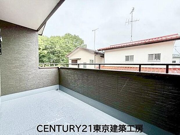 【バルコニー】風をしっかりと感じられるバルコニーでは、毎日が洗濯日和です。広々としているので洗濯も楽しくなるでしょうし、気分転換にバルコニーからの眺めを楽しむのもいいでしょう。