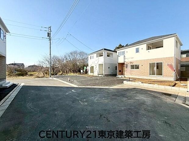 【前面道路含む現地写真】車の出入りや道路幅、周辺の交通量、分譲地内の街並みなど写真だけでは分かりにくい点も現地で確認できます。