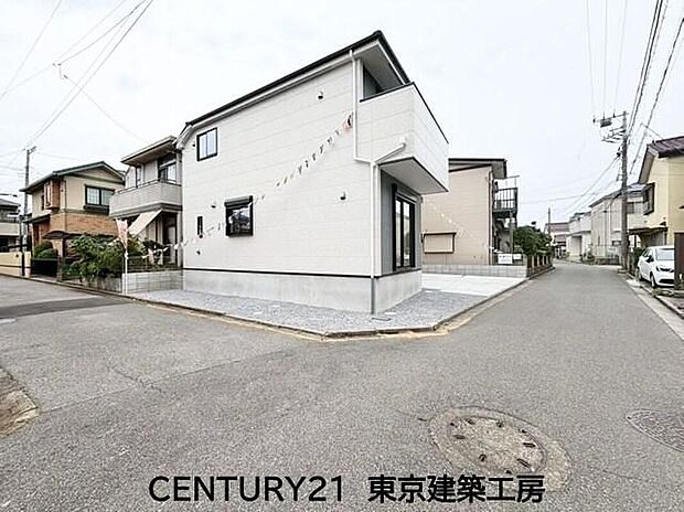 【前面道路含む現地写真】古和釜小学校まで徒歩2分。スーパーも徒歩10分圏内に揃う、暮らしやすい住環境です。