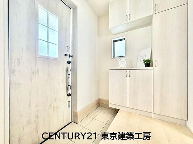【玄関】住まいの顔とも言われているのが玄関です。清潔感のある玄関は、それだけで住まい全体の印象を大幅にアップさせてくれます。気持ちよく利用することができるでしょう。