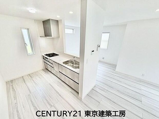 【キッチン】◇対面式を採用したキッチンですので、リビングで寛ぐご家族をいつも感じられます。会話を楽しみながら家事ができます。