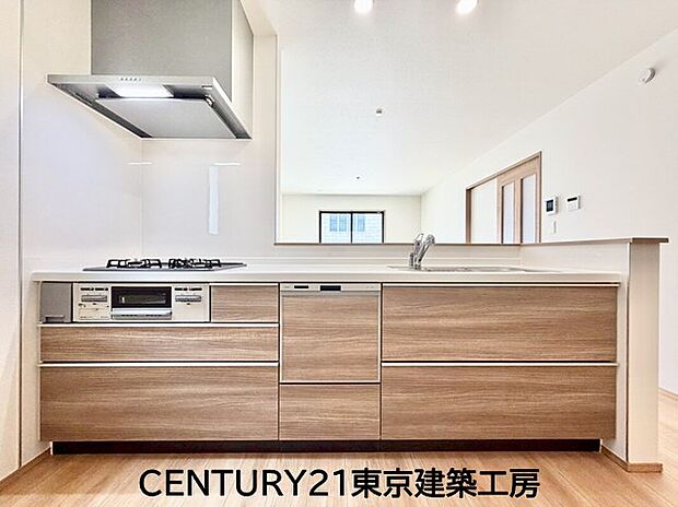【キッチン】◇調理がはかどるシステムキッチン♪収納豊富で、シンクも作業スペースも広いのでスムーズに料理ができますね。3口コンロ、グリル付き。