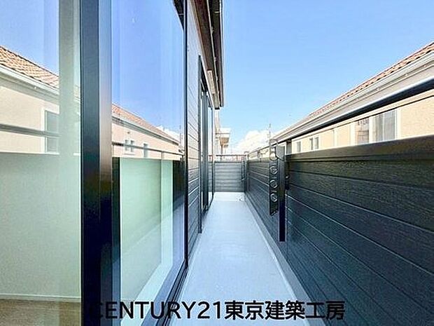【 バルコニー】風をしっかりと感じられるバルコニーでは、毎日が洗濯日和です。広々としているので洗濯も楽しくなるでしょうし、気分転換にバルコニーからの眺めを楽しむのもいいでしょう。