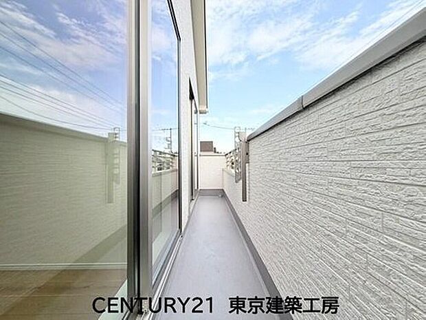 【バルコニー】風をしっかりと感じられるバルコニーでは、毎日が洗濯日和です。広々としているので洗濯も楽しくなるでしょうし、気分転換にバルコニーからの眺めを楽しむのもいいでしょう。