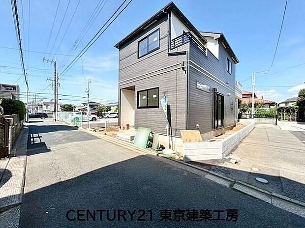 【現地外観写真】広い前面道路で駐車もスムーズです。