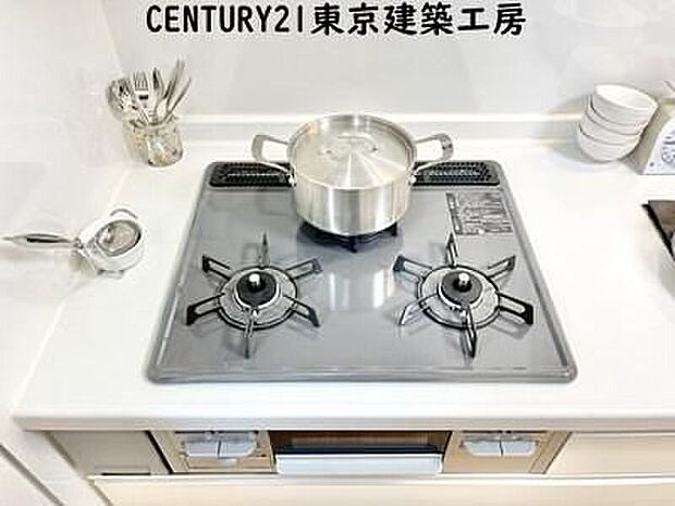 【同形状・同仕様写真(キッチン）】【同仕様】◇３口コンロ、グリル付き。同時に複数の調理ができるため、手際よく快適にはかどります♪