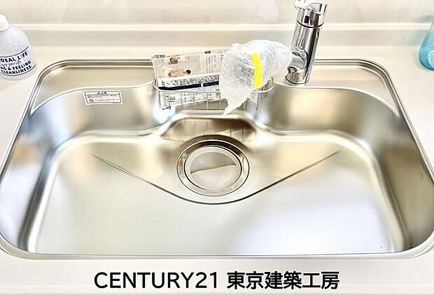 【同形状・同仕様写真(キッチン)】◇調理がはかどるシステムキッチン♪収納豊富で、シンクも作業スペースも広いのでスムーズに料理ができますね。3口コンロ、グリル付き。