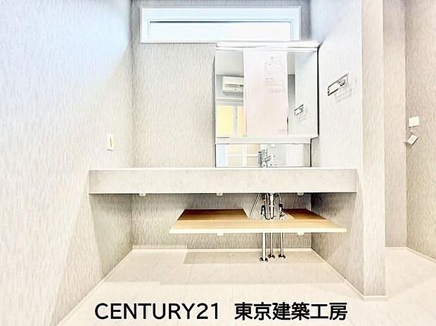 【洗面台・洗面所】洗練されたデザインで清潔感を保ちやすいフルフラットカウンター。大きな鏡が用意されていますので、全体をチェックできるようになっています。