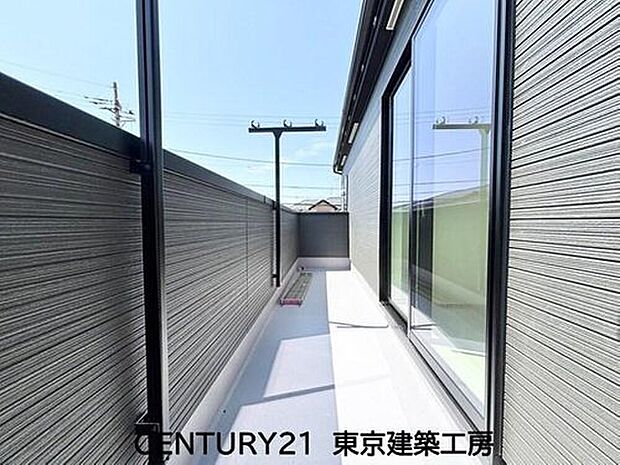 【バルコニー】風をしっかりと感じられるバルコニーでは、毎日が洗濯日和です。広々としているので洗濯も楽しくなるでしょうし、気分転換にバルコニーからの眺めを楽しむのもいいでしょう。