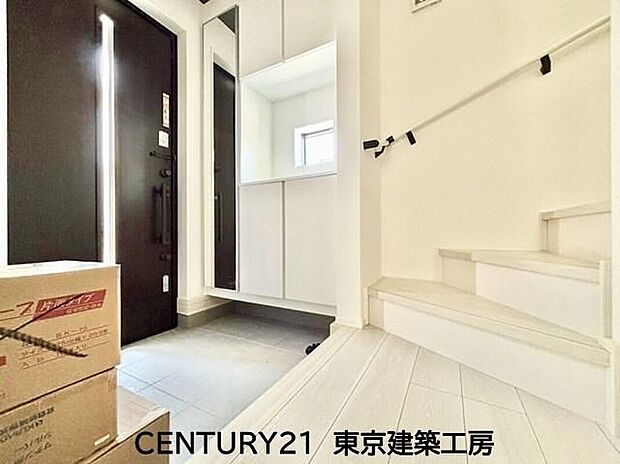 【玄関】住まいの顔とも言われているのが玄関です。清潔感のある玄関は、それだけで住まい全体の印象を大幅にアップさせてくれます。気持ちよく利用することができるでしょう。