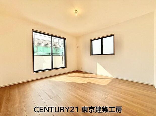 【リビング以外の居室】◇2面採光を確保した明るい室内は、風通しも良く、大変居心地の良い空間となっております。爽やかな風を感じて起きる朝は、快適生活の始まりに!