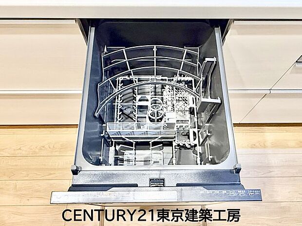 【キッチン】家事の最も強い味方の一つ…ビルトイン型の食器洗浄乾燥機。手洗いでは落ちない汚れも高温・高圧ですっきり。お片付けの時間を短縮してくれるのも嬉しいですね。