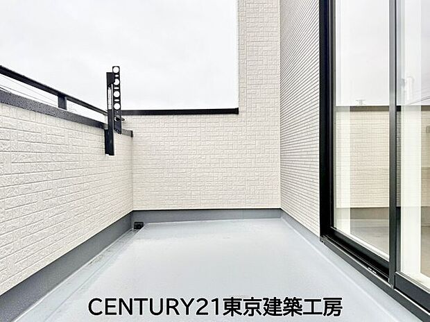 【バルコニー】風をしっかりと感じられるバルコニーでは、毎日が洗濯日和です。広々としているので洗濯も楽しくなるでしょうし、気分転換にバルコニーからの眺めを楽しむのもいいでしょう。
