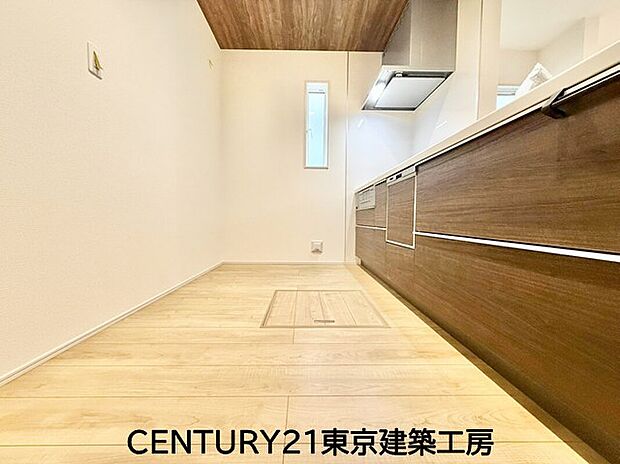 【キッチン】◇対面式を採用したキッチンですので、リビングで寛ぐご家族をいつも感じられます。会話を楽しみながら家事ができます。
