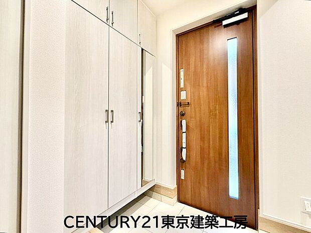 【玄関】住まいの顔とも言われているのが玄関です。清潔感のある玄関は、それだけで住まい全体の印象を大幅にアップさせてくれます。気持ちよく利用することができるでしょう。