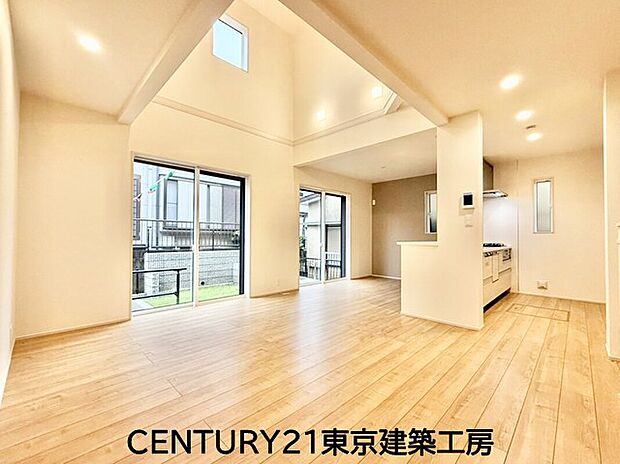 【リビング】◇大きな窓のあるリビングは、陽光あふれる明るい空間です。居心地良く、ご家族皆がゆったり寛げる憩いの空間となりそうです。