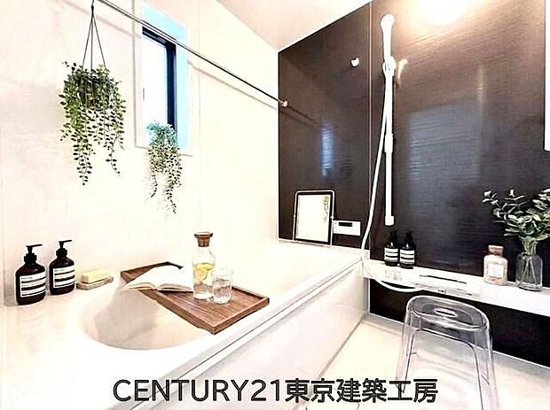 【同形状・同仕様写真(浴室)】【同仕様:家具はCGにてレイアウト】◇窓付きのバスルーム。陽射し差し込む明るい環境は、日中の入浴も気持ち良くお使い頂けそうです。また、換気環境も良好です。