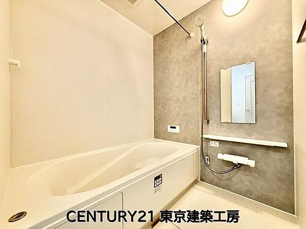 【同形状・同仕様写真(浴室）】【同仕様】お風呂場というのは、1日の疲れを癒すためのスペースでもあります。だからこそ、ゆったりとしたスペースを確保しました。疲れを癒し、リラックスタイムを楽しめるでしょう。