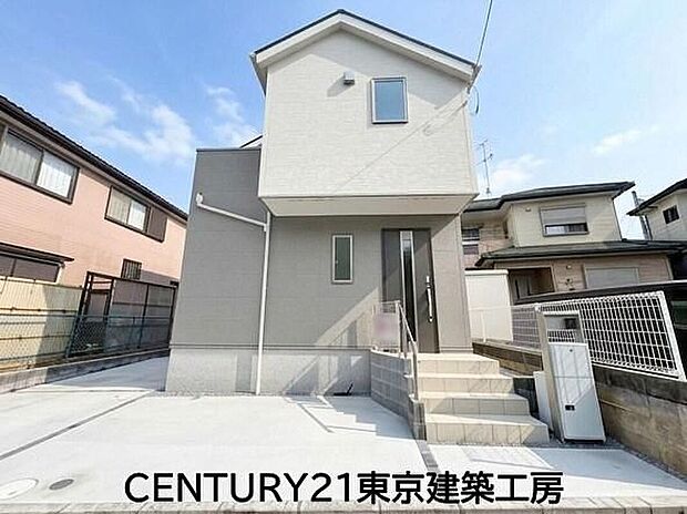 【現地外観写真】◆白×グレーの落着きある外観。第一種低層住居専用地域ならではの穏やかな住環境です。静かで開放感のある暮らしを叶えます。
