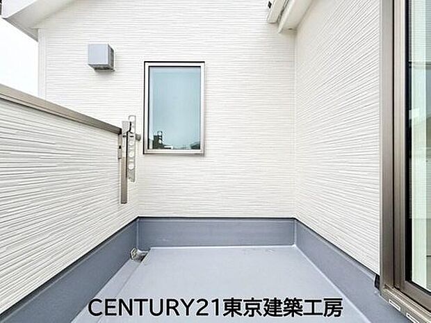 【バルコニー】頬をなでる優しい風を感じることが出来るバルコニー。つい深呼吸をしたくなる気持ちの良い場所はこのお部屋の自慢です。お洗濯物を干すスペースとしても十分な広さがあります。