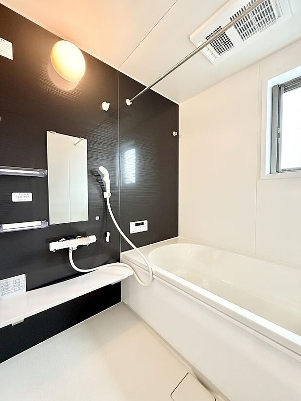 ■落ち着いた色合いの壁面、ゆっくり寛げるバスルーム