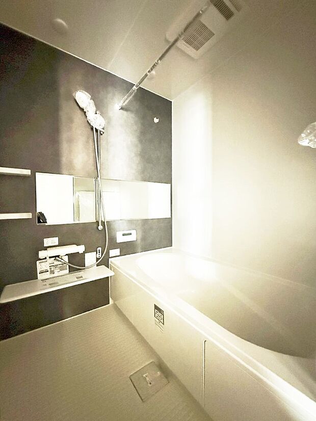 ■落ち着いた色合いの壁面、ゆっくり寛げるバスルーム