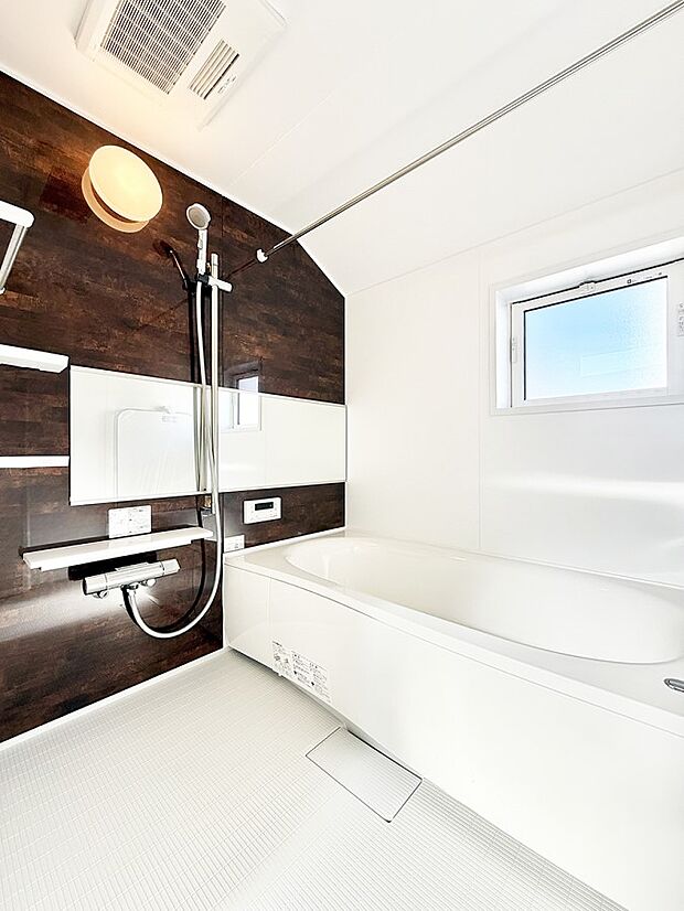 ■落ち着いた色合いの壁面、ゆっくり寛げるバスルーム