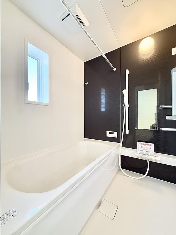 ■落ち着いた色合いの壁面、ゆっくり寛げるバスルーム