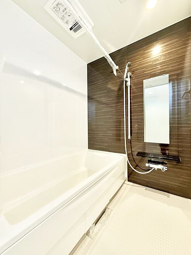 ■落ち着いた色合いの壁面、ゆっくり寛げるバスルーム