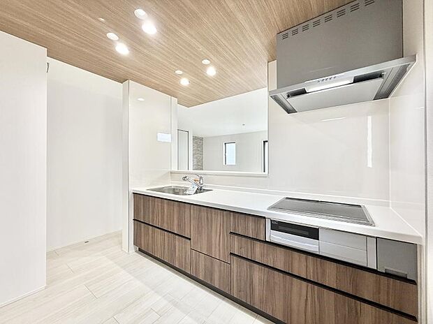 ■ご家族とコミュニケーションをとりながらお料理ができる対面式キッチン  