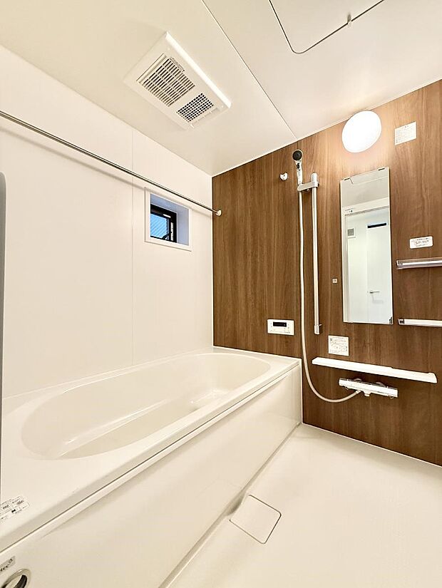 ■落ち着いた色合いの壁面、ゆっくり寛げるバスルーム