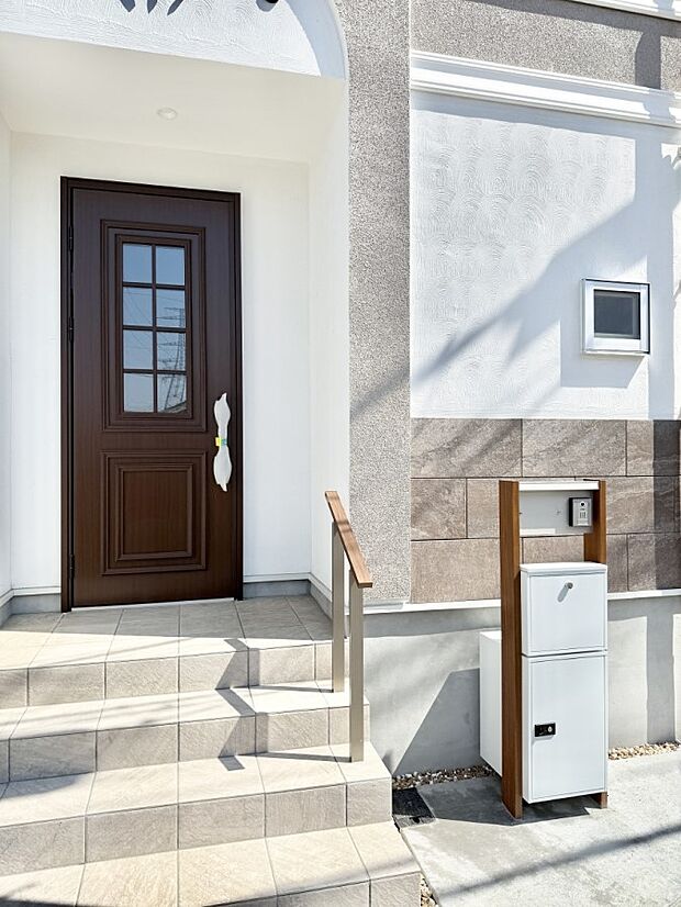 【玄関】■ シンプルで美しく、住まいの第一印象を彩る玄関です