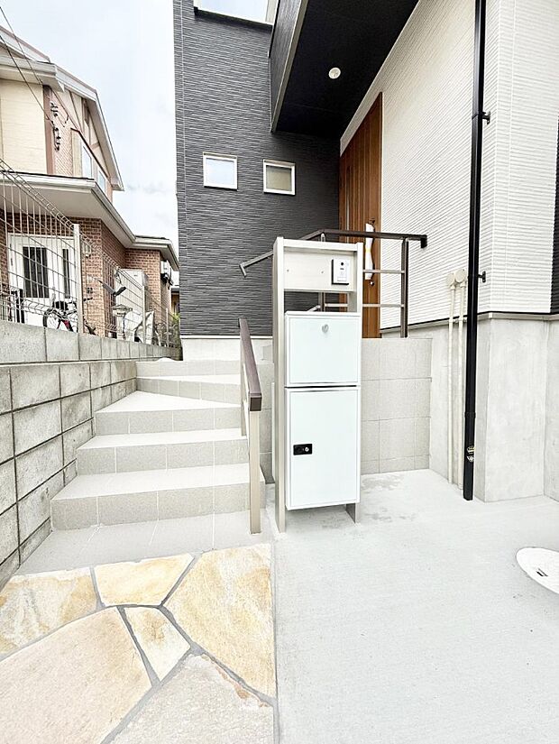 【玄関】■ 家族とゲストをやさしく迎える、心温まる玄関