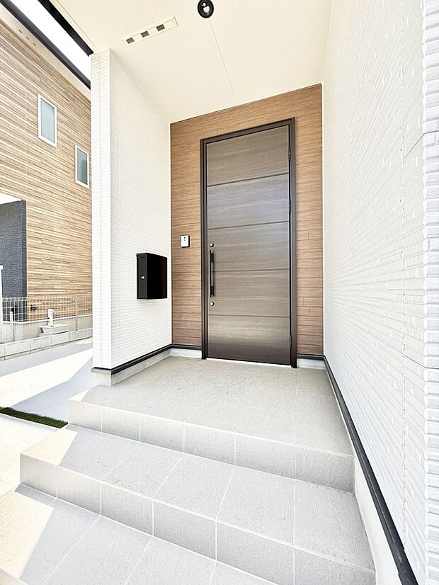 【玄関】■ 家族とゲストをやさしく迎える、心温まる玄関