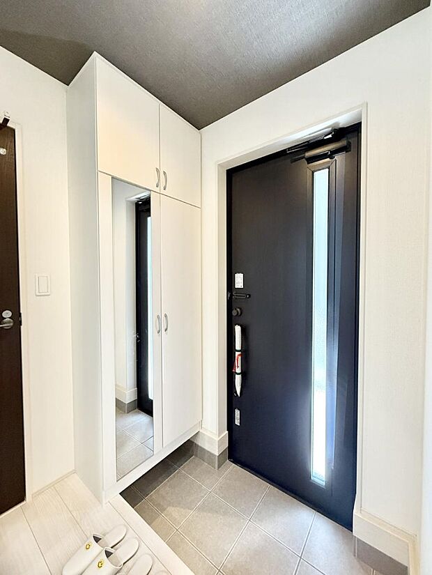 【玄関】■ ここから始まる一日、すっきり整った玄関