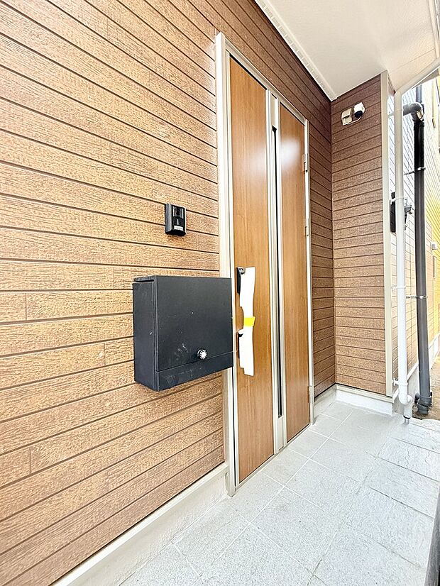 【玄関】■ シンプルで美しく、住まいの第一印象を彩る玄関です