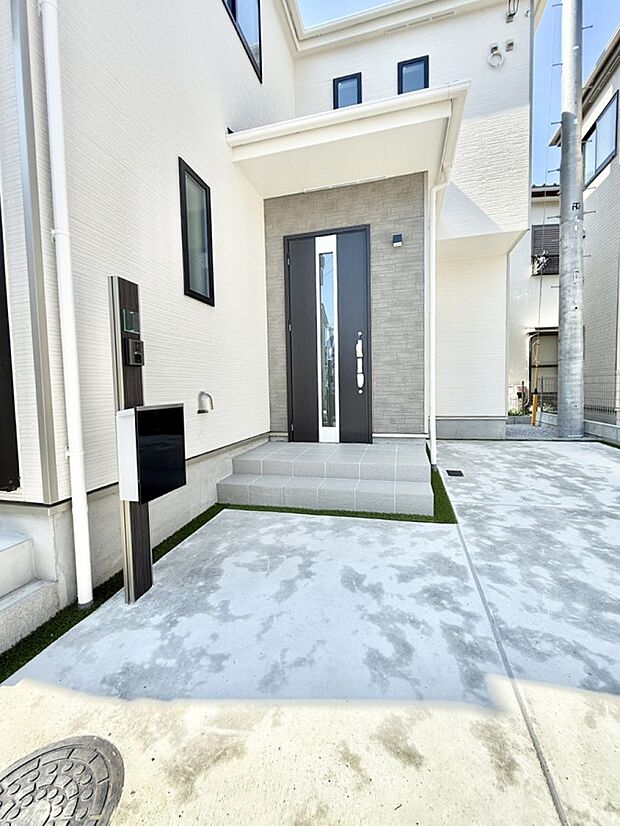 【玄関】■ 心地よい暮らしへとつながる、温かい玄関