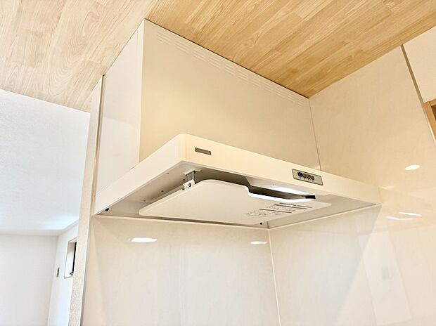 【レンジフード】■調理時の蒸気や匂いが換気扇に誘導され、効率的に排煙ができます。