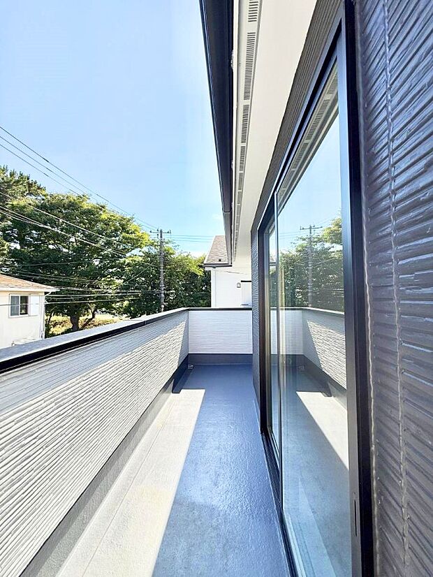 【バルコニー】■ 季節の移ろいを感じられる開放的な空間です