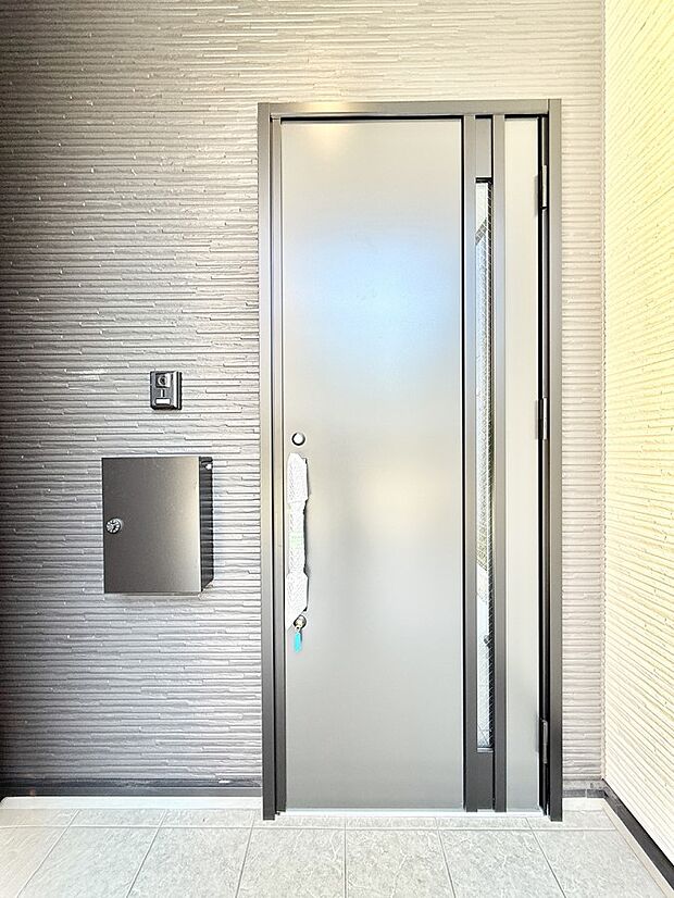 【玄関】■ シンプルで美しく、住まいの第一印象を彩る玄関です