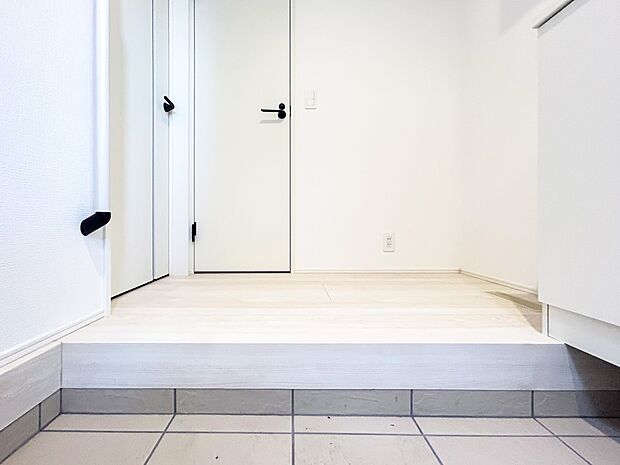 【玄関】■ 家族やゲストをやさしく迎える、心地よい空間