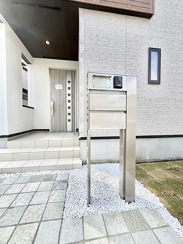 【玄関】■ シンプルで美しく、住まいの第一印象を彩る玄関です