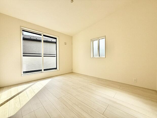 【寝室】■窓の配置や通気性の良い設計で部屋の空気がこもらず、常に新鮮な空気が流れます