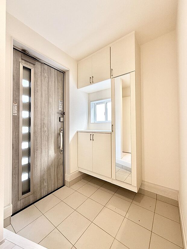 【玄関】■ 家族やゲストをやさしく迎える、心地よい空間