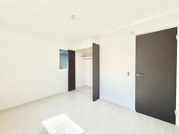 【リビング以外の居室】■落ち着いた色合いのお部屋で穏やかな時間を楽しめます